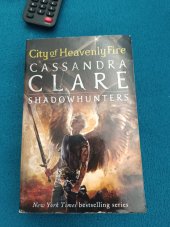 kniha City of heavenly shadow hunters , Walker Books 2015