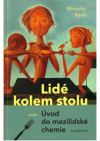 Lidé kolem stolu